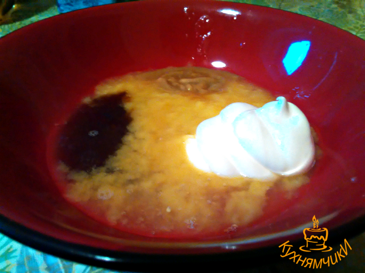 Смешала пюре из манго. лимонный сок. горчицу. мед, соль и перец.