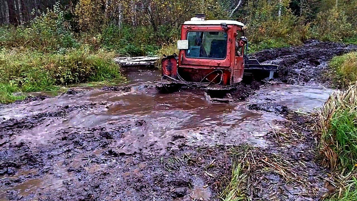 Трактора ездят по грязи. ДТ 75 В грязи. Трактор т-40 по бездорожью. Трактора ДТ 75 В грязи. ДТ 75 В болоте.