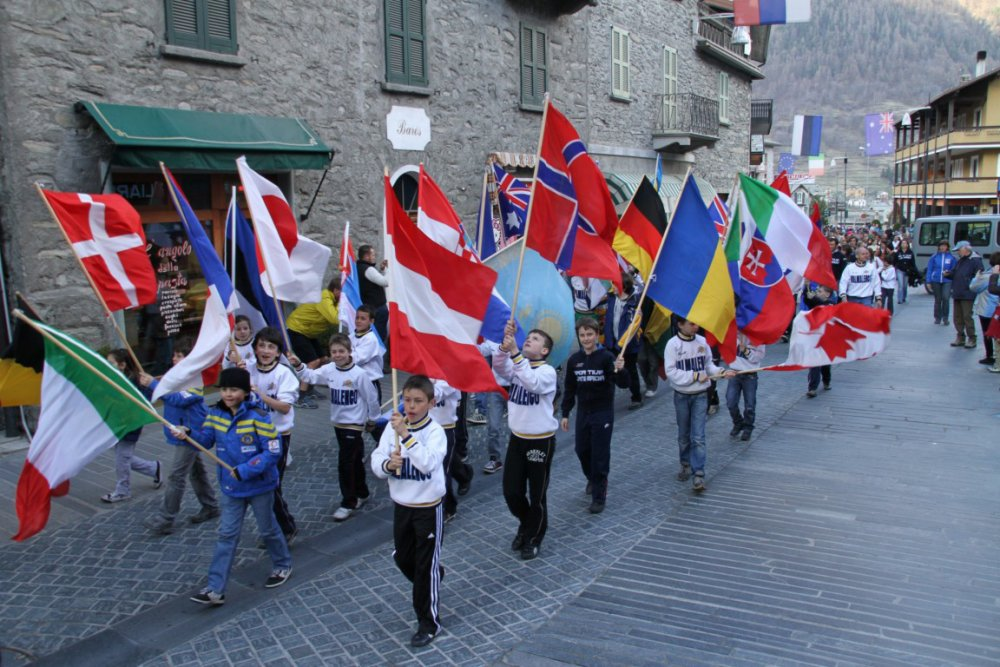 Парад с флагами. Шествие с флагами. Флажное шествие в Германии. Парад флагов стран-участниц.