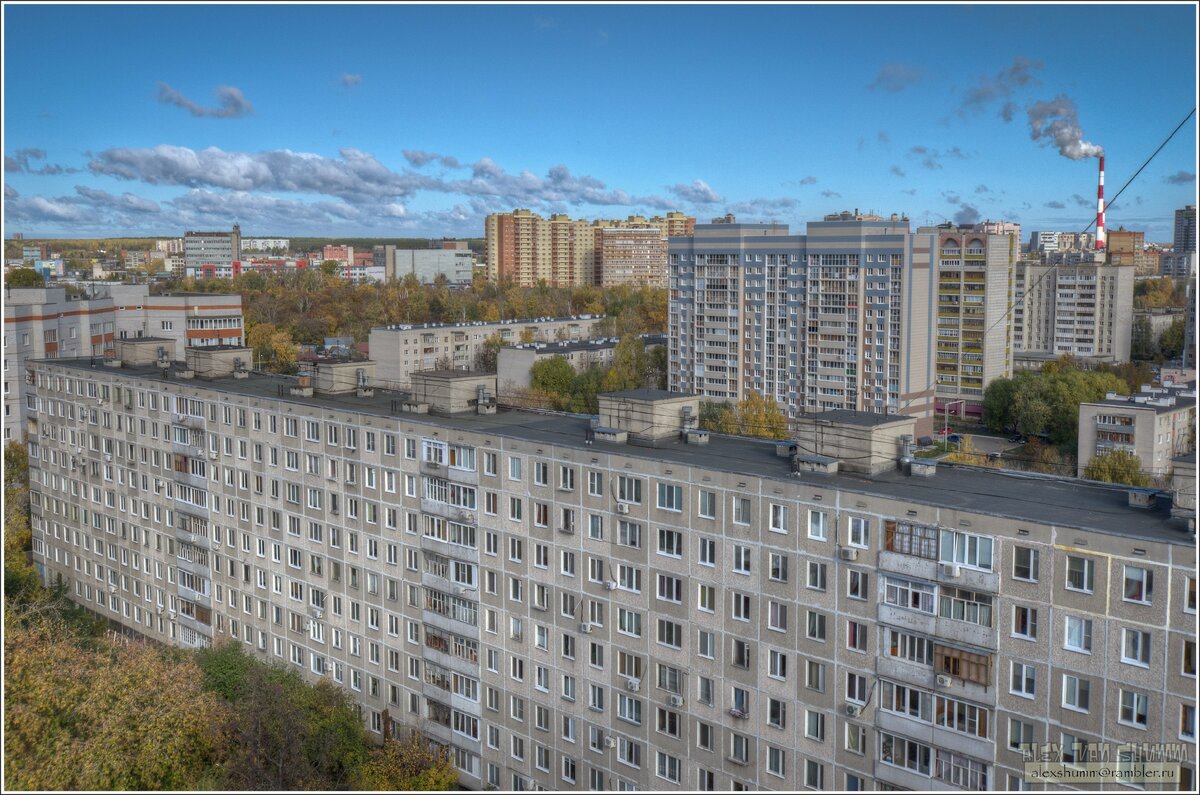 Вот в этом доме Лена продавала квартиру