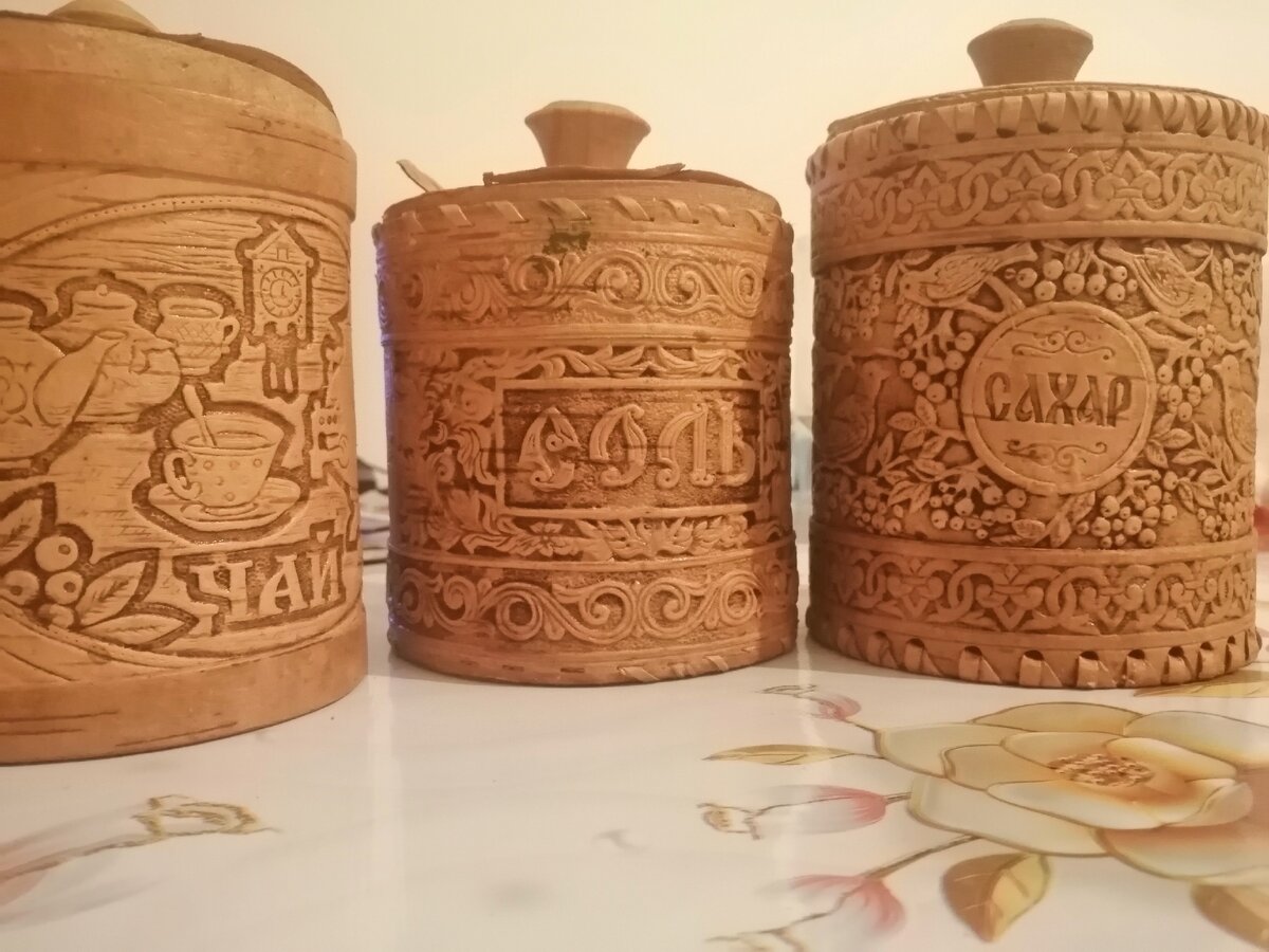 В такие берестяные туески я насыпаю соль, сахар и чай. 