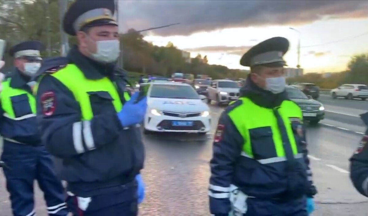 Сотрудники ГИБДД. 