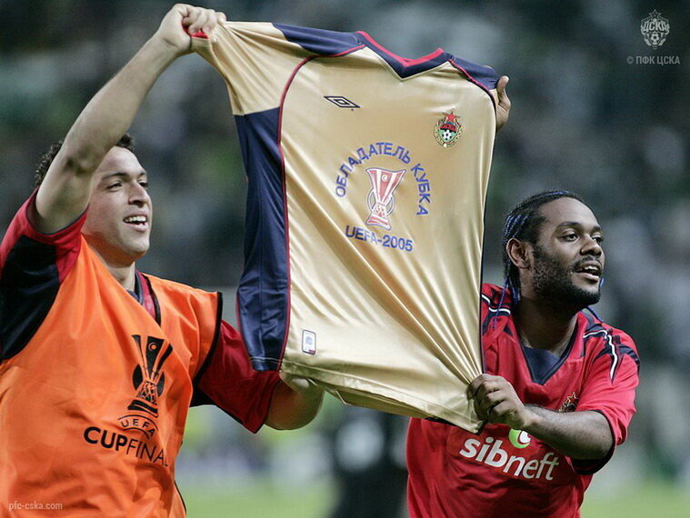 Карвальо и Вагнер Лав с "золотой" футболкой победителей