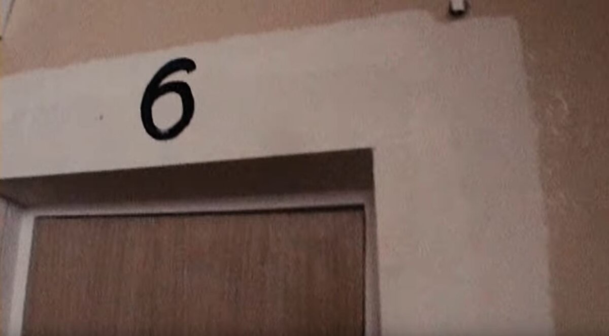 Перенеся действо в наши дни, психологическая драма превратилась в детектив. 
