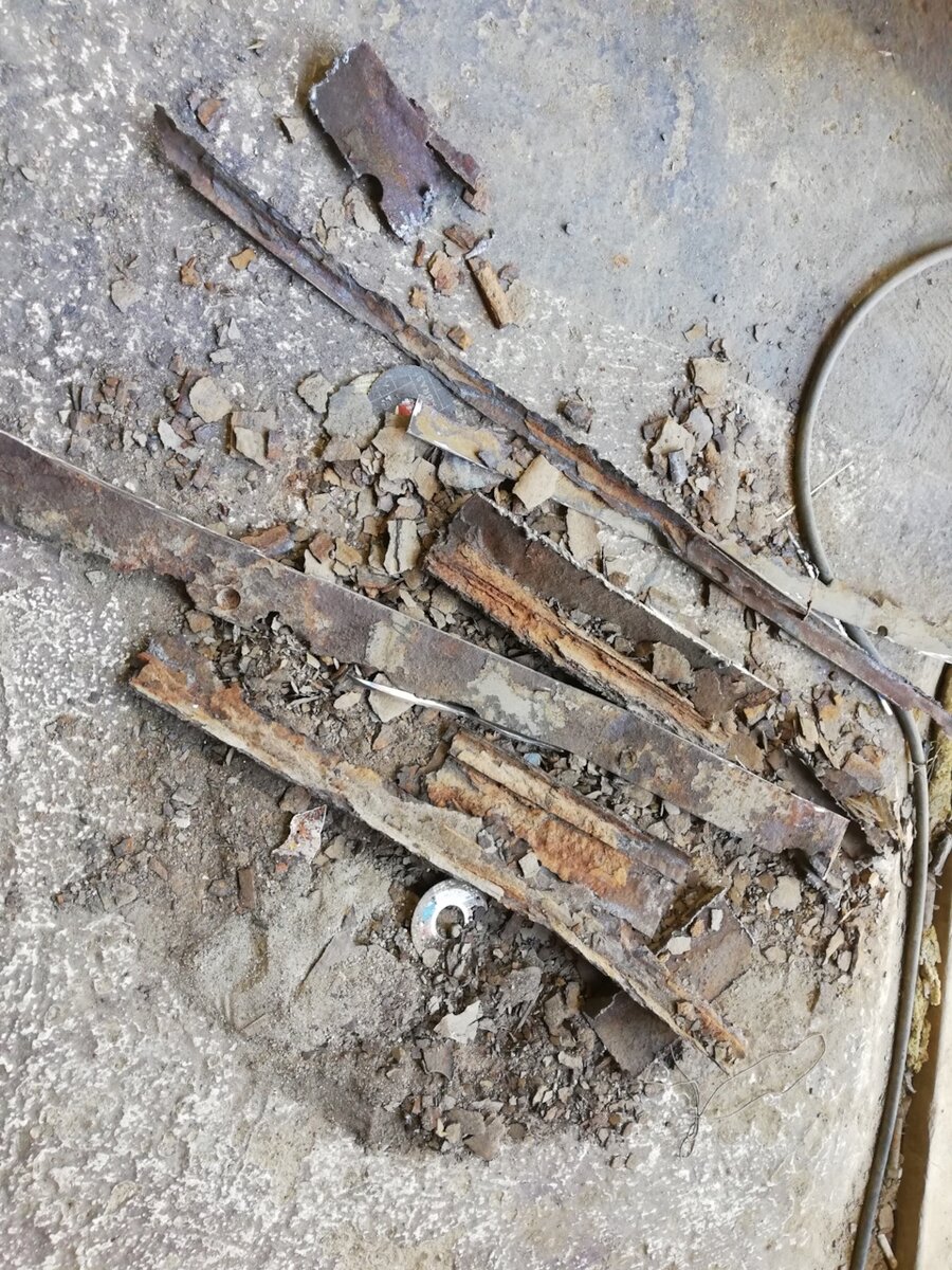 Остатки рамы и еще пару ведер гнили в яме. 