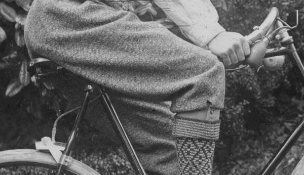 Фотография 1890-х годов из коллекции Веломузея Андрея Мятиева. Хорошо виден тормозной механизм на задней вилке, а также воздушная трубка и "груша" на руле, приводившая всю систему в действие! ;-)