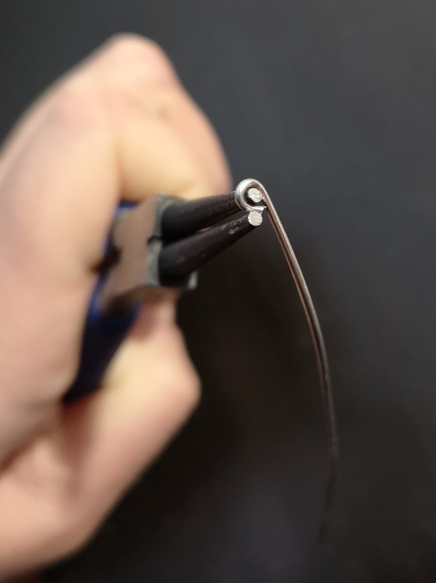 Далее один конец либо сплющиваем, либо (как в моём случае) закругляем круглогубцами 