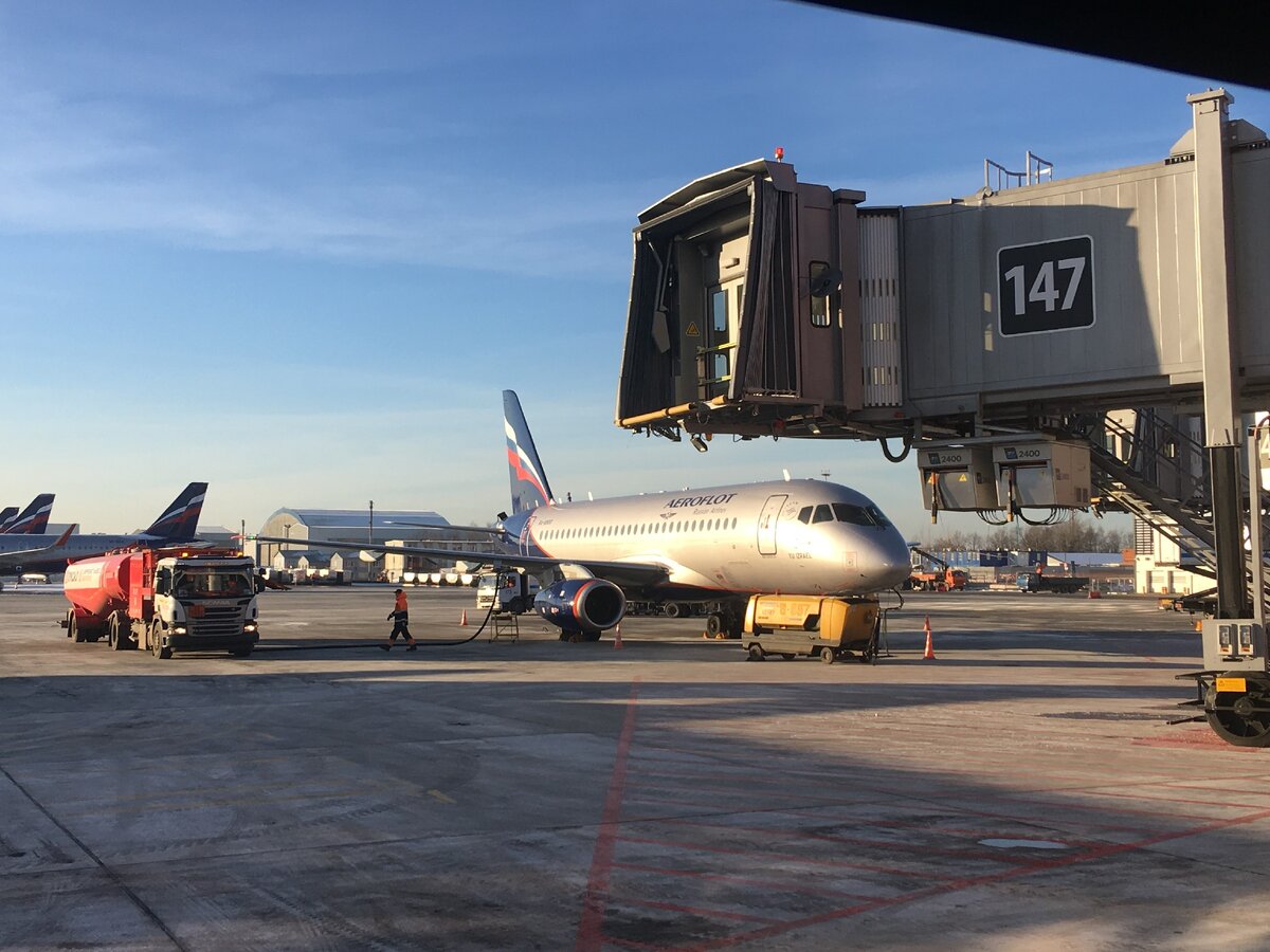Самолет Sukhoi Superjet  в аэропорту «Шереметьево»