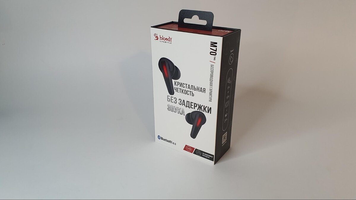 Коробка выглядит аккуратно, лаконично и информативно — производитель указал ключевые особенности продукта и поведал об использованных в нем технологиях. Не обошлось и без технических характеристик.