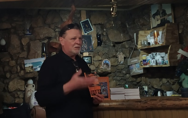 Валерий Гаевский проводит презентацию 42 выпуска фэнзина "Фанданго" 
(с) Фото: Н. Остапцов