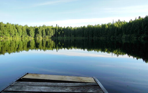 Утром туристы весело рассаживались в автобус.  Один Витька выглядел невыспавшимся и хмурым. Бодрее всех были две подруги – Дуся и Липа. Их голоса не замолкали. - Дусь ты корзинку поди забыла, которую Матвеич-то тебе сплел?
- Да чо хоть ты! Корзинку –то я взяла,  а мешков целлофановых не взяла…было на памяти, да выскочило…
- Я мешки взяла.. и на тебя тоже…Знаю ведь что память у тя дырявая…
- У тя дак не дырявая! А кто прошлый раз за пенсией без пачпорту ушел?
Бабки копошились в сумках, шуршали пакетами и угощали всех «утрешними» ватрушками.
       Когда автобус тронулся, я раздала туристам файлы с документами и буклеты, которые мы с Гошей делали в ночь с четверга на пятницу. Я срифмовала легенду о Шайтане, чтобы она легче читалась и запоминалась туристами. Гоша добавил фотографии озера и распечатал буклеты на цветном принтере. Получилось красиво!
     Я включила микрофон,  пожелала туристам счастливого путешествия и выразительно зачитала им плод своих ночных трудов:
Сколько лет с тех пор минуло
Да живет еще в людской  памяти
Сказка старая, необычная
О  Шайтановом  черном озере...
В глуши темных лесов жил народец один,
На охоту ходил, да детишек растил,
Сеял хлеб на полях, был и весел и смел,
Да Шайтан этим людям мешал, как умел:
То пил кровь комаром, то мороз насылал,
То посевы губил, то болезни им слал,
То посеет вражду, то погубит любовь…
И вскипела народа отважного кровь.
Похватав топоры, люди бросились в бой
-Ну, Шайтан, погоди! Мы сразимся с тобой!
Ураган налетел, потемнело кругом,
Но отважным бойцам было все нипочем-
Каждый видел Шайтана в двух шагах от себя
И сражался с врагом, живота не щадя!
Битва длилась всю ночь, а забрезжил рассвет
А  Шайтан вроде был…да пропал его след…
А погибших вокруг - как косили косой -
Видно бились они просто между собой.
Сын сражался с отцом,  брата брат убивал,
И раскрылся обман - их попутал Шайтан!
Вмиг отчаянье тех охватило людей
И пролились рекой слезы жен, матерей,
Не стерпела земля – провалилась от слез…
И Шайтан в глубину свою злобу  унес.
А от крови и слез стало озеро там
В нем под темной водой затаился Шайтан.
                                  _______
Коль окажешься там, в заповедном краю
В воду сбрось все несчастья и горечь  свою
И болезни, и скорбь, боль открывшихся ран
Их утащит на дно легендарный  Шайтан…
Ты Шайтану вели эти беды стеречь
И увидишь, как груз опускается с плеч.
И услышишь, как  птица  поет и зовет
Значит, ждет впереди тебя счастье твое!!!
      На такой позитивной ноте я отключила микрофон и посмотрела на туристов. Стас тихонько наигрывал на гитаре, бабки начали спорить, как лучше варить варенье, Витек задремал, чета Костроминых не отрываясь, рассматривала пейзажи за окном, Лена, Ира, Олег, Гоша и даже Лева уткнулись в свои телефоны - гаджеты.
- Слово какое противное –«гад же ты» - лениво подумала я и машинально пересчитала туристов. Нас с водителем было тринадцать – чертова дюжина.…Во мне вновь шевельнулась тревога. Чувство было неприятным, и я постаралась его заглушить.
     Бабки, пристроив свои корзинки и сумки, успокоились и ехали молча. Голова Дуси еле доставала до плеча высокой подруги. Поэтому она смотрела на Липу снизу. Как в песне «искоса, низко голову наклоня…» Липа сверху поглядывала покровительственно и насмешливо. Юмор у бабок был, что надо. Вятский говорок, изумительные метафоры и обороты речи очень нравились мне. Я даже подумывала написать об этом книгу.
- Вчерась как брюхо схватило, дак ко глазнику собиралась идти., - сообщила баба Липа
- А чо с брюхом-то к глазнику? – заинтересованно спросила Дуся.
- Ак, глазник дак лучче видит, чо в брюхе-то делается.
- Не в брюхе, - назидательно сказала Дуся, а в кишочнике. А от кишочника надо горец змеиный принимать. Натошшак кажное утро.
Видимо, Дусины лечебные познания уже многие годы вызывали уважение у бабы Липы. Она с интересом воскликнула – Это пошто? – и не мигая уставилась бесцветными глазами на подружку.
- Горец змеиный от живота первое средство! Противу воспалительное!  Я отвар процижу и в чуланку, дак цельный год животом не маюсь.
- Ну вот! Тада надо на озере и горцу змеиного этого насобирать…И в чуланку….
- А помнишь, Липа, у тя из чуланки четыре яичка украли? – вытирая губы уголком платочка, спросила баба Дуся.
- Аха! Я заявление в милицию написала, и каждый день туда ходила: - Отдайте мои четыре яйца! – баба Липа гордо вздернула подбородок. – Отдал! Сам начальник! Целу каретку принес! Грит, не ходи к нам ради Христа больше…
- Ну эдак, эдак, - кивала головой баба Дуся. Было видно, что бабка не против вздремнуть, но неугомонная Липа толкала ее в бок остреньким локтем:
- А слушой-ко Дусь. Ко мне вчерась Матвеич приходил. Утром пришел! Потом опять пришел! А вечером ишшо пришел! И все на печку звал…- Липа хихикнула в сморщенную ладошку.
- Ну чо ты Лип, он давеча и меня звал. Идиет, чесно слово. На печку в июле…А там черемуху сушу,  наложила на газеты по всей печке.
- А я дак варенье сварила из черемухи, - бабки вернулись к вопросам по варке варения и я задремала.