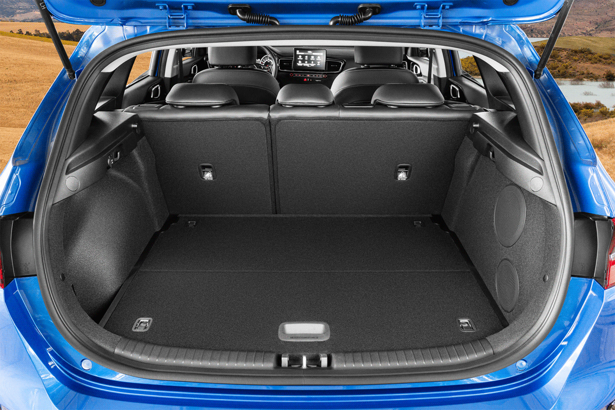 Багажник ладный, с отделкой приемлемого качества. Объём подрос на 15 литров, если считать в нижнем положении пола-трансформера. Погрузочную высоту уменьшили на добрых девять сантиметров.