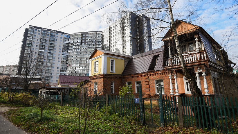Жители дачной улицы в Красногорске совсем не рады появлению многоэтажки за заборами. Фото: Пелагия Тихонова, РИАМО. Отсюда: https://clck.ru/TypWQ