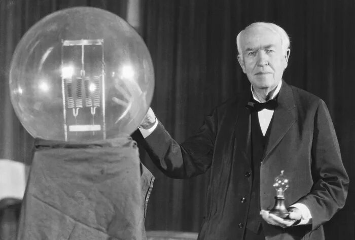 Томас Эдисон демонстрирует копию своей первой успешной лампы накаливания