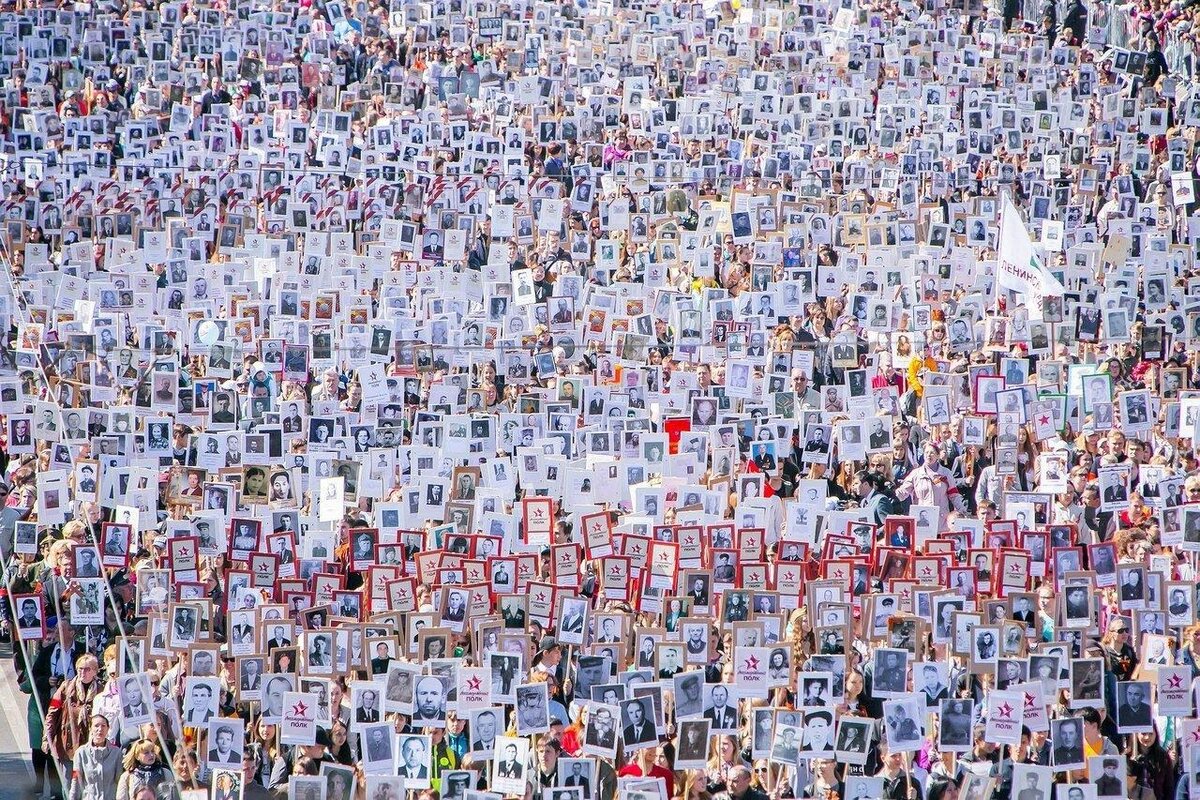 Мюнхен рынок. На нем много мае. Семья на немецком. На нем много мае. Парад много людей.