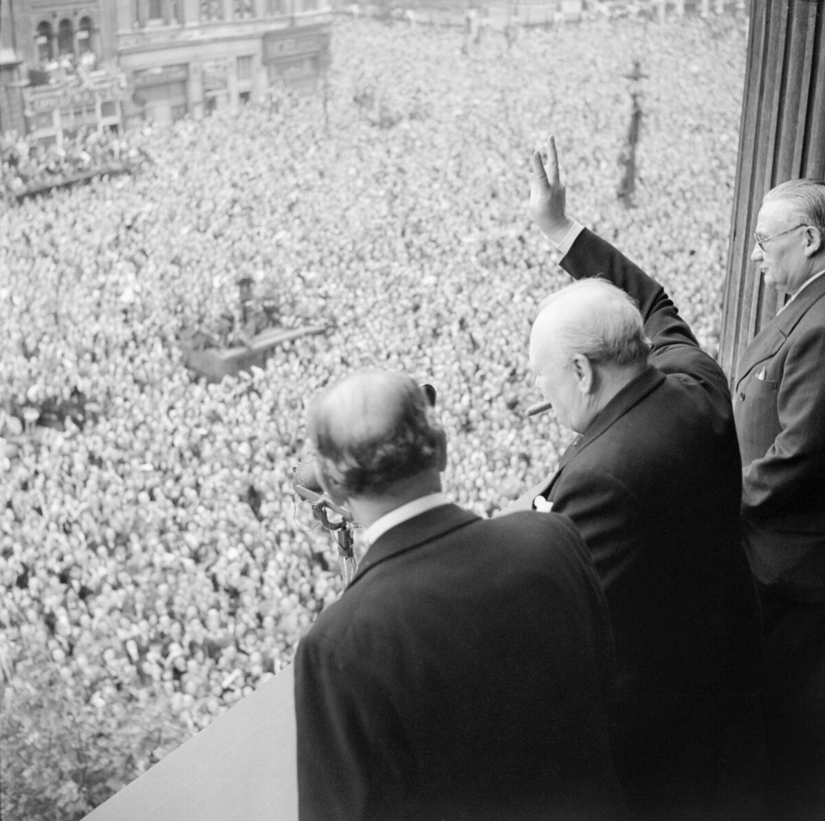 8 мая 1945 года. Лондонцев поздравляет с победой У. Черчиль. Фото из открытых источников. 