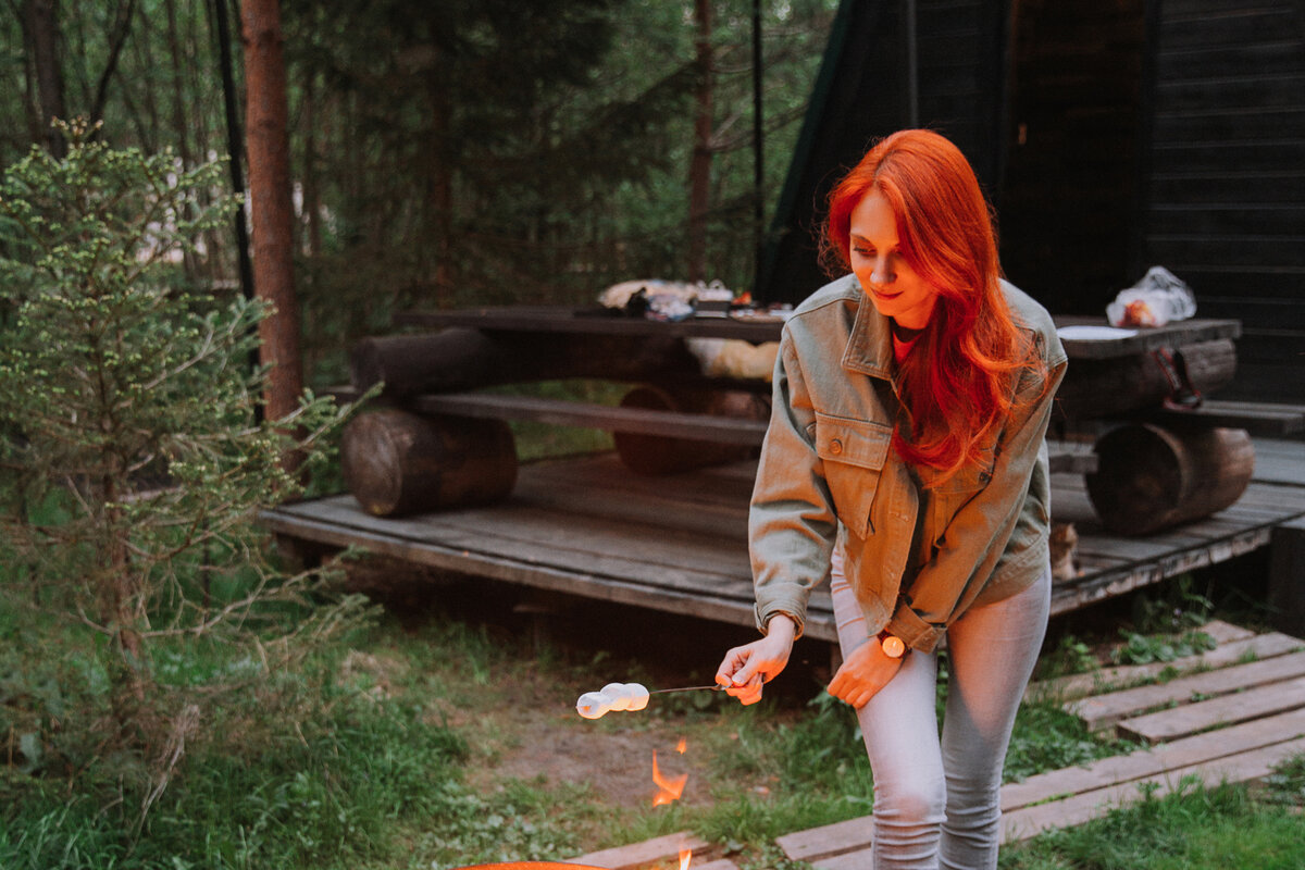 стараюсь аккуратно запечь маршмеллоу, не спалив над открытым огнем