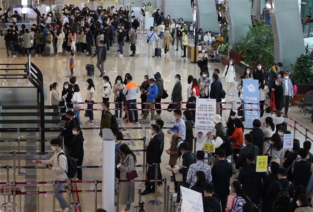 Зал  вылета Международного аэропорта Кимпхо в западном Сеуле переполнен  людьми, отправляющимися на путешествие 23 апреля 2021 года, несмотря на  всплеск новых случаев COVID-19. (Ренхап)
