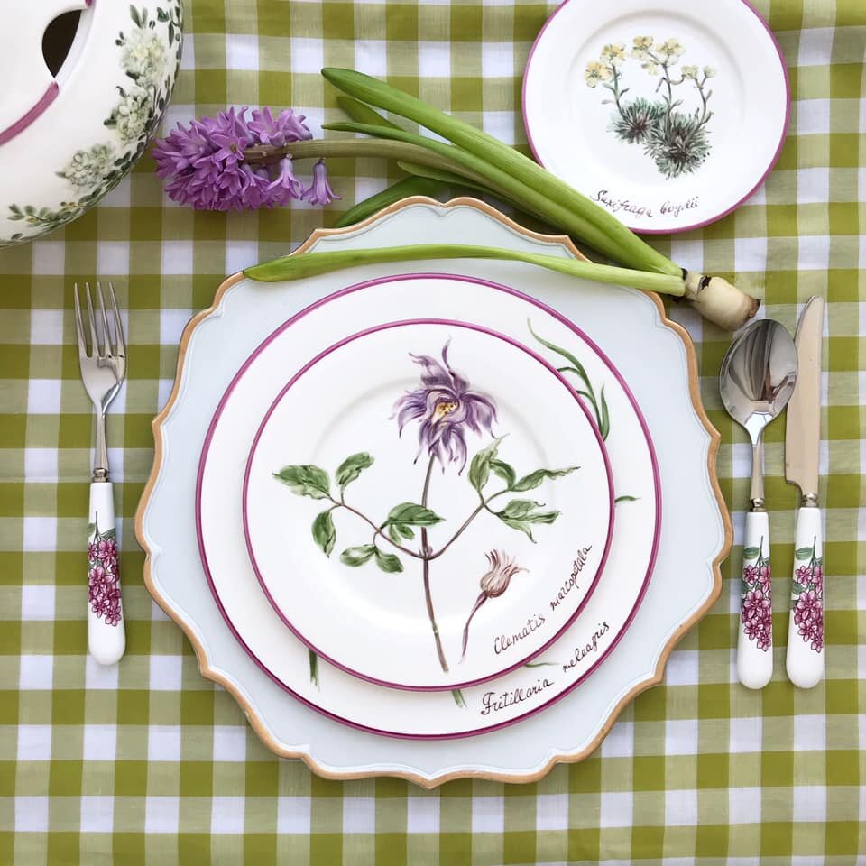 Вариант сервировки стола. Сиреневая обводка, кружевные золоченные края подстановочных блюд... 