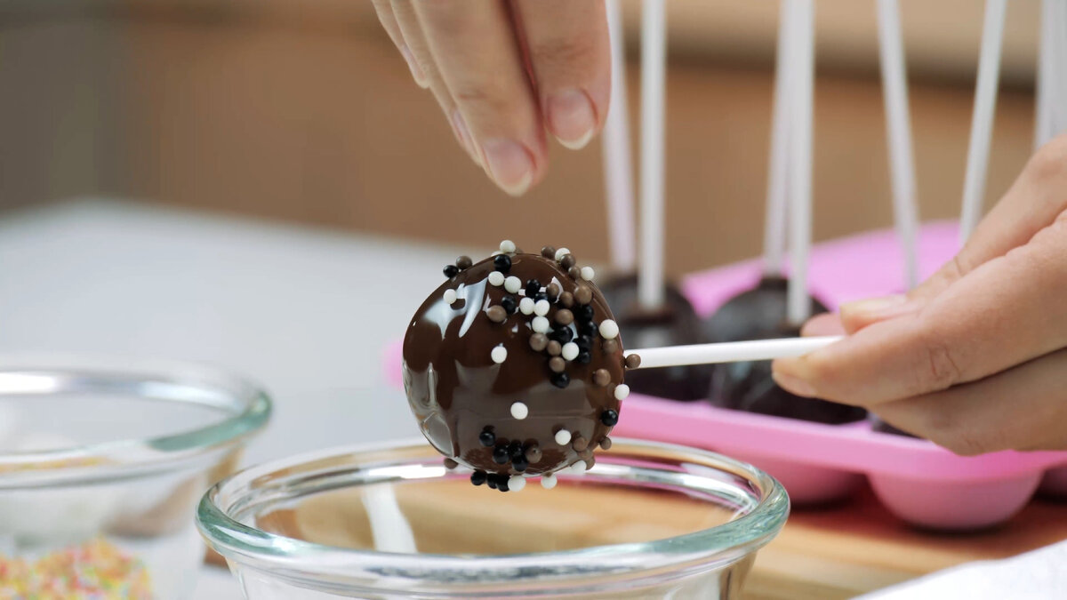 КЕЙК-ПОПСЫ шоколадные с вареной сгущенкой. Chocolate cake-pops. | Фудблогер  Готовим с ВаМи | Дзен