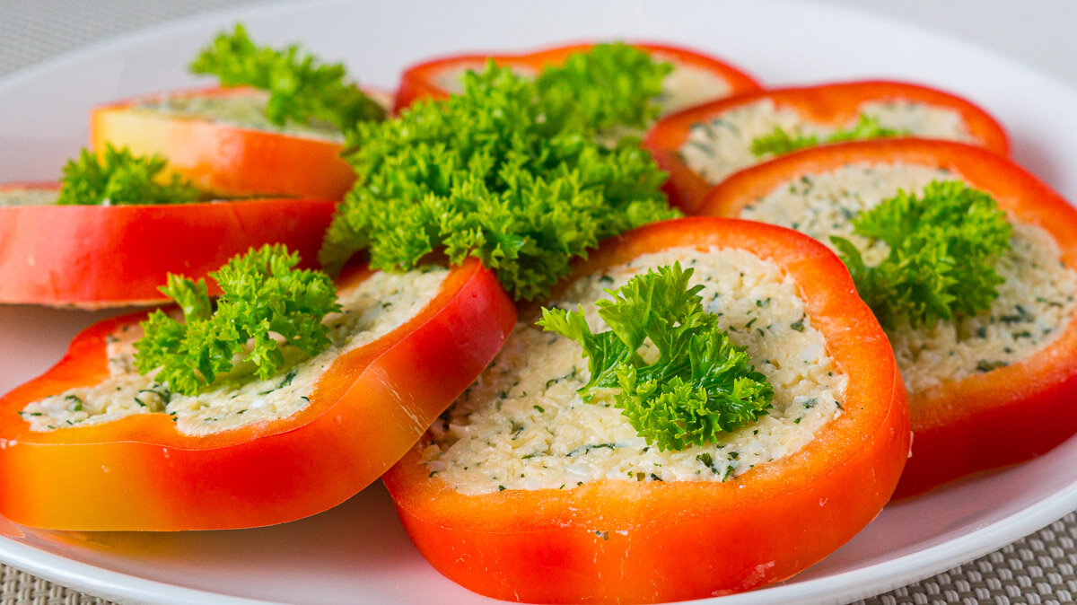 Перец, фаршированный сыром и овощами