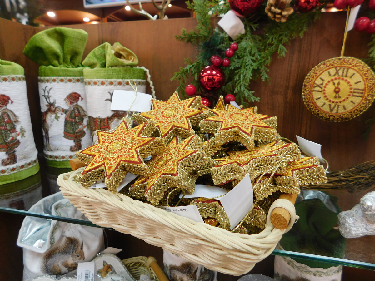 Вышитые звёзды стоят около 600 рублей. Фото автора.