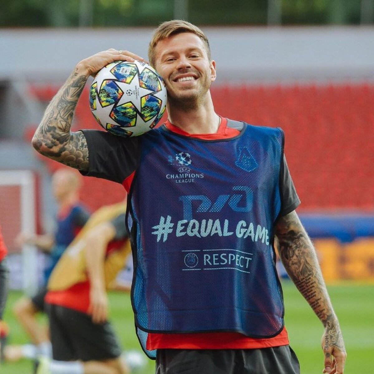 Фёдор смолов локомотив. Фёдор смолов фото. Фёдор смолов фото. Фёдор смолов тату. Смолов футболист локомотив.