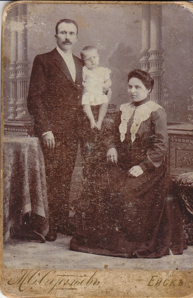 Моя прабабушка Татьяна Алексеевна со своими родителями. 1906 г.