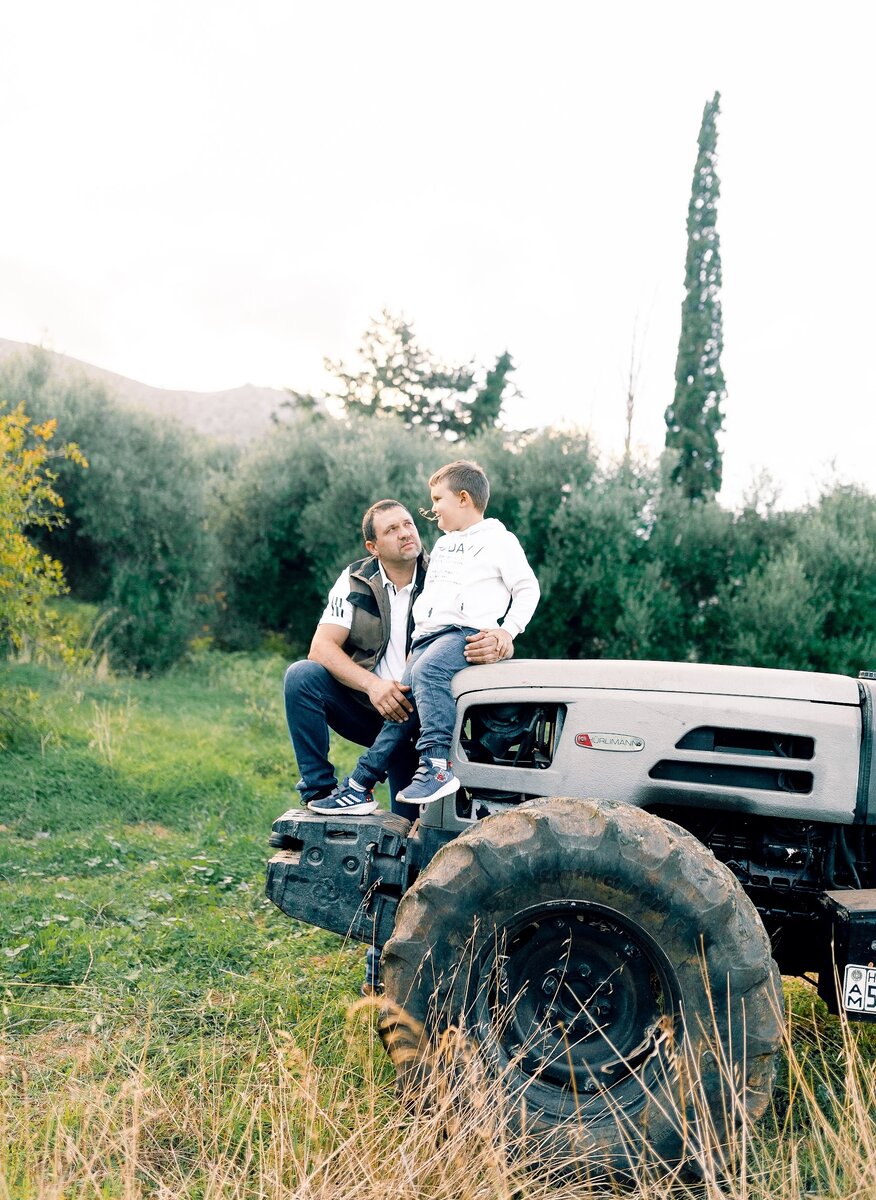 Безупречный фермер, который делает безупренчое оливковое масло, мой муж Янис. И наш сын Александр (фото Натальи Петрарки)