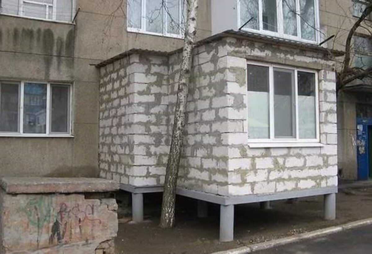 Пристройка 1 этаж. Пристройка к многоквартирному дому. пристроенный балкон. пристройка балкона. балкон пристрой.