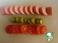     Нарезаем основные продукты на равные кусочки. Духовку разогреваем до 200 градусов.