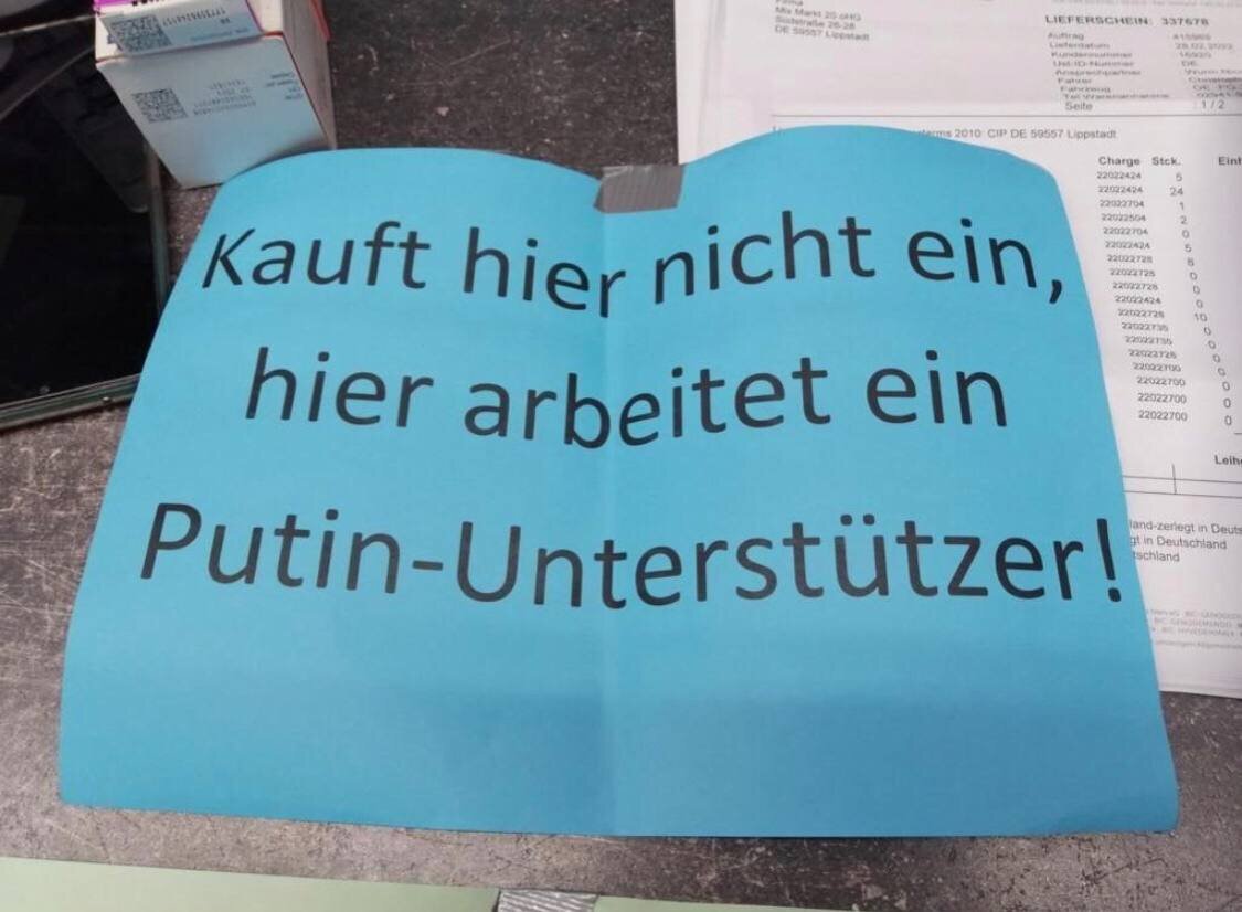 "Не покупайте здесь, здесь работает сторонник Путина!"