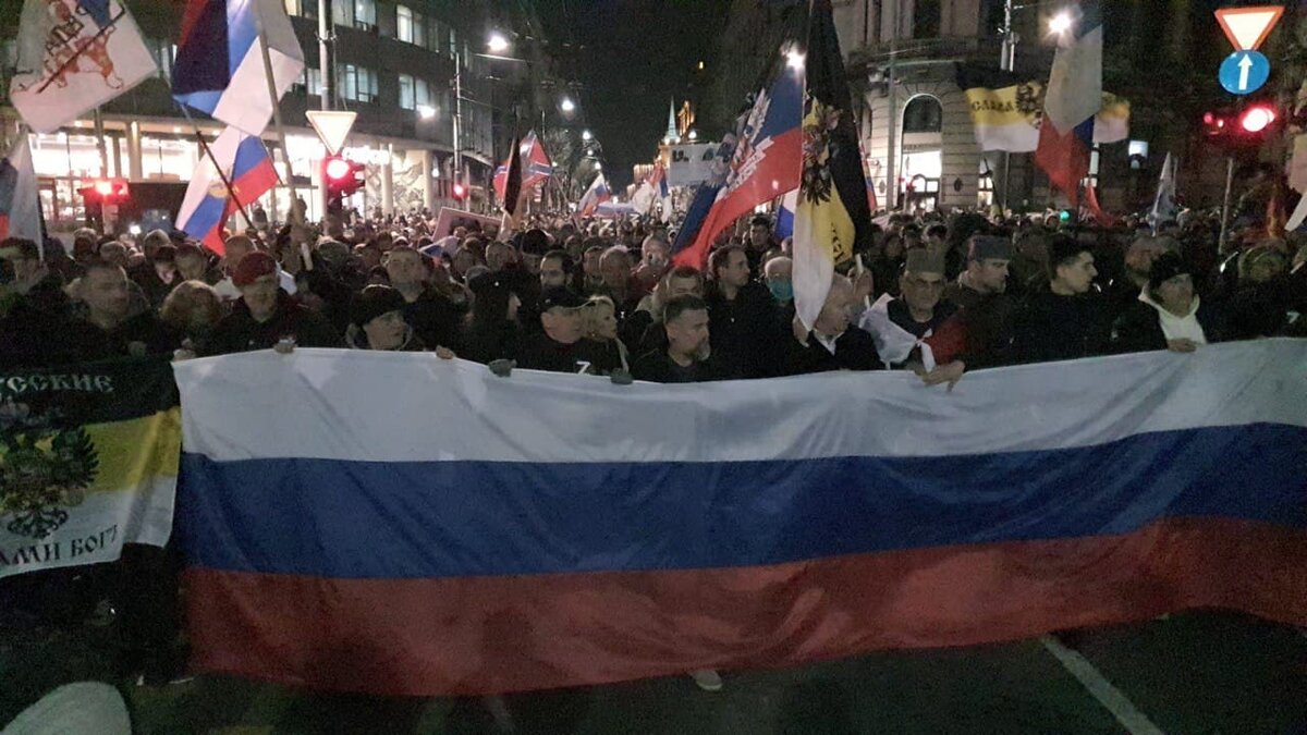 Европы защита. Митинги в Сербии 2022. Митинг в Сербии в поддержку России. Митинги в Сербии в поддержку России 2022. Сербия Украина митинг.