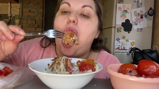 еда на камеру видео