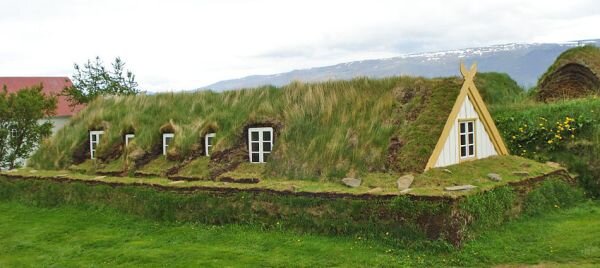 Вот так выглядит землянка где-то в Скандинавии, или ее окрестностях