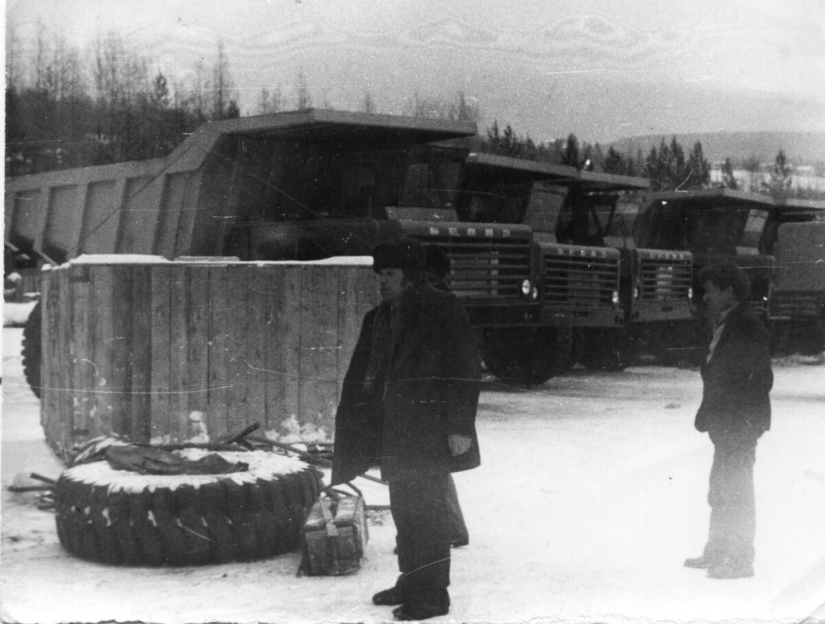 Фото автора с Яндекса. БелАЗы у гостиницы.