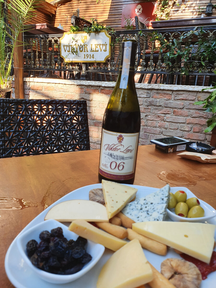 Винный ресторан в Стамбуле, район Kadıköy. Фото из личного архива.