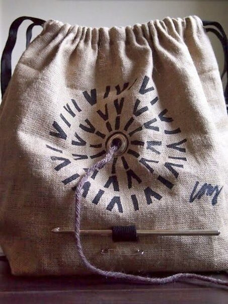 Оригинально придумано....Но крючок,мне кажется зря снаружи прицепить...А вы как думаете?