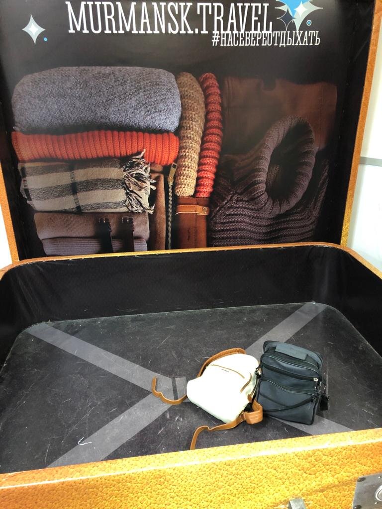 В мурманском чемодане модели "Мечта оккупанта" наши вещички выглядят по-сиротски.