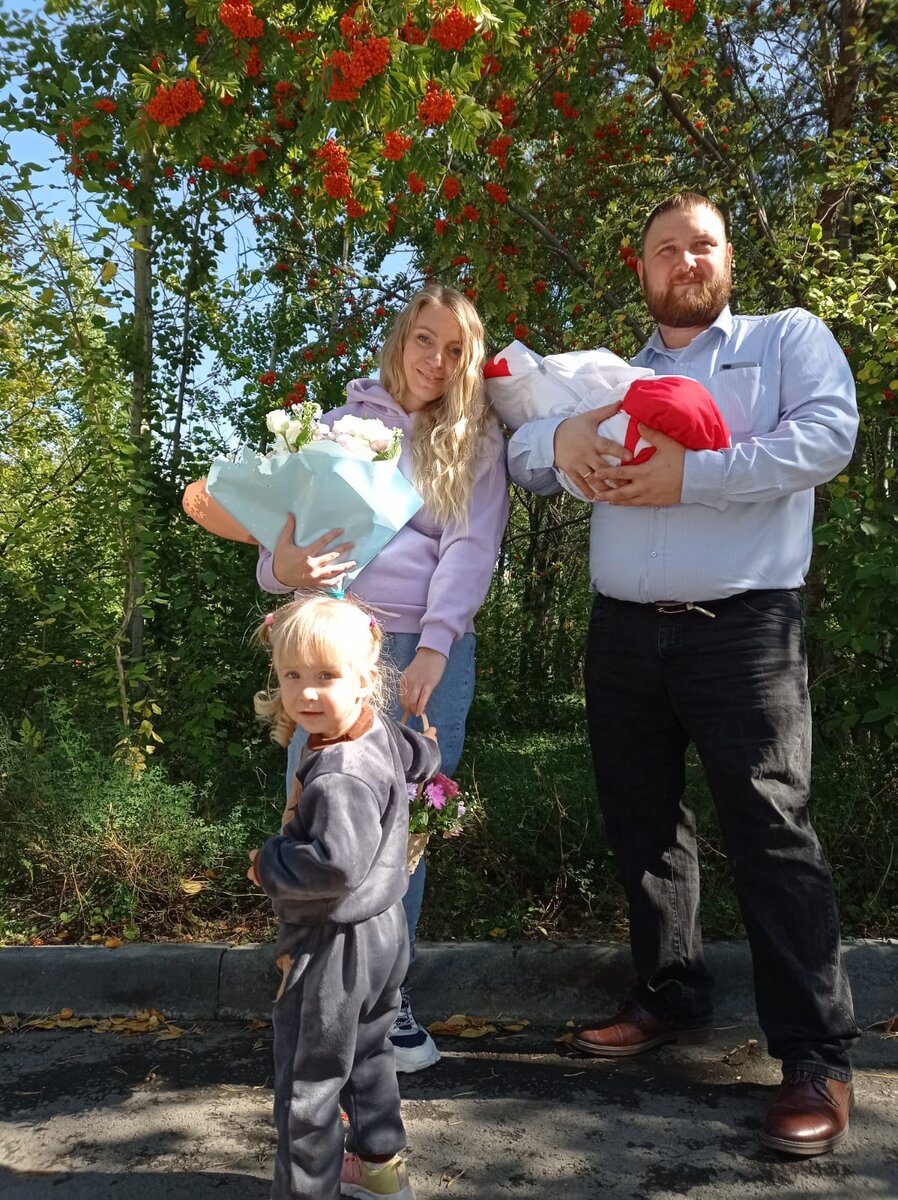 Это мы на выписке: я, муж, Мила, Матвей 😊