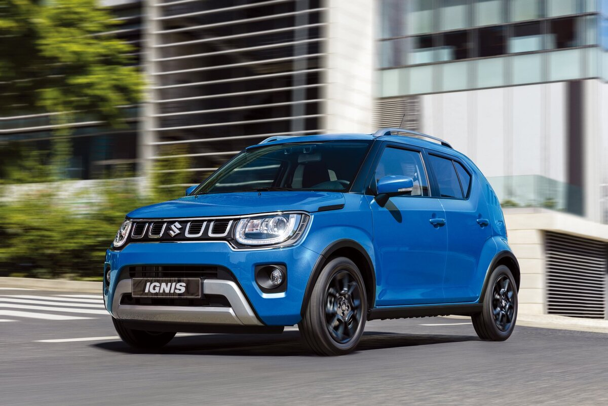 Suzuki Ignis
Самый маленький из когда-либо продававшихся в России хэтчбеков марки Suzuki — короткая, но при этом довольно высокая пятидверка Splash. Несмотря на внушительный, по меркам сегмента, ценник, она пользовалась определенным спросом у нас в стране в период продаж с 2009 по 2015 год. Преемником этой модели в 2016 году стал миловидный кроссовероподобный Suzuki Ignis второго поколения.