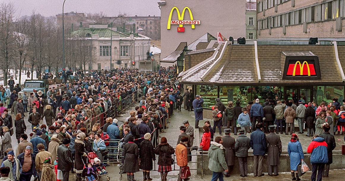 Очередь в первый MacDonald's в Москве, 1990 г.