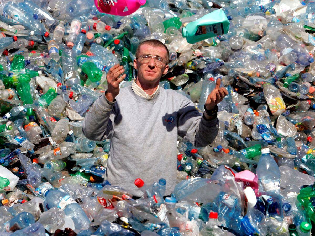 Мужик в мусорке. Мусорный человек. Пластиковые отходы.
