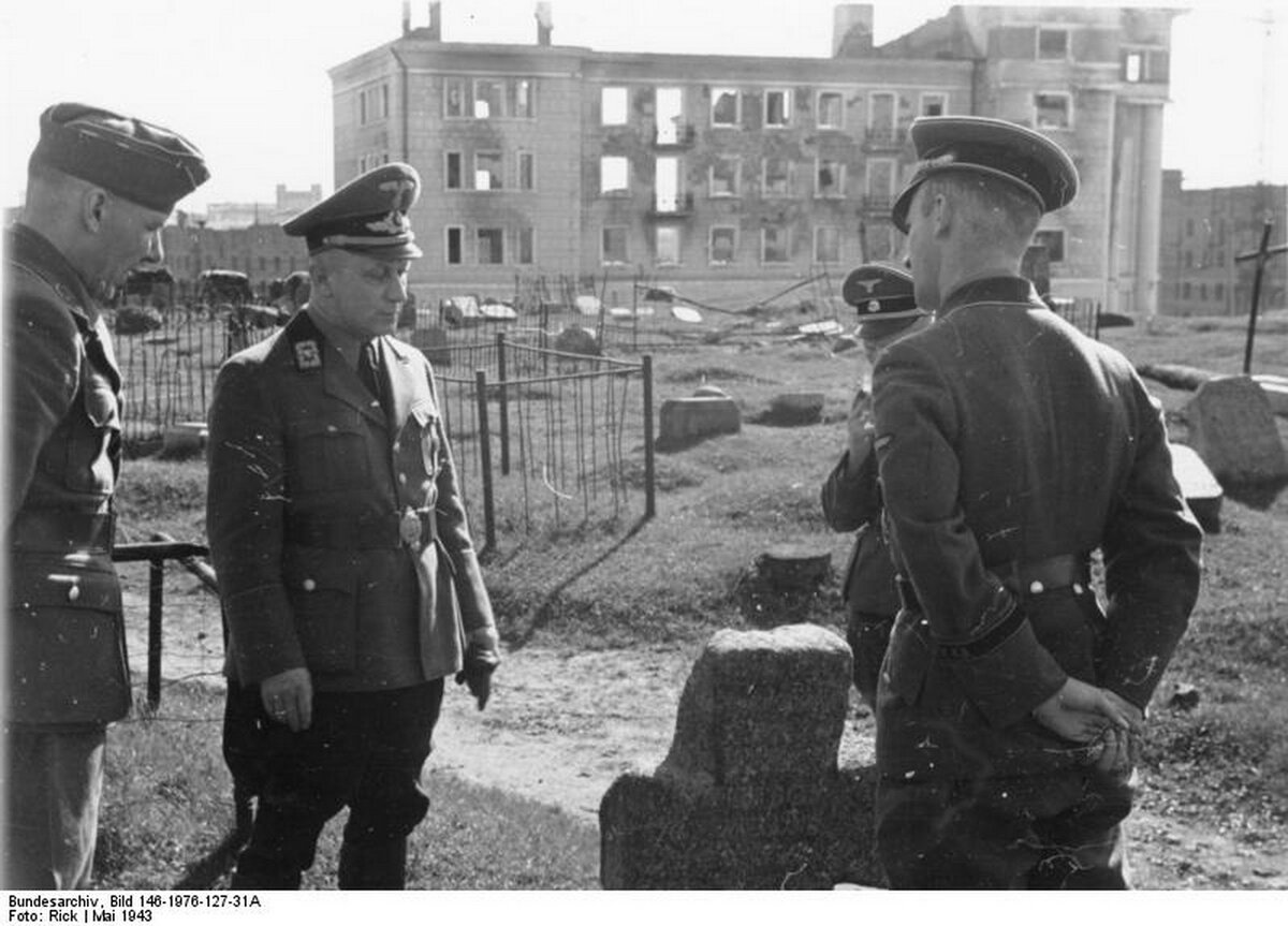 Нацисты в захваченном Минске, 1943 год. Второй слева - гауляйтер Вильгельм Кубе
