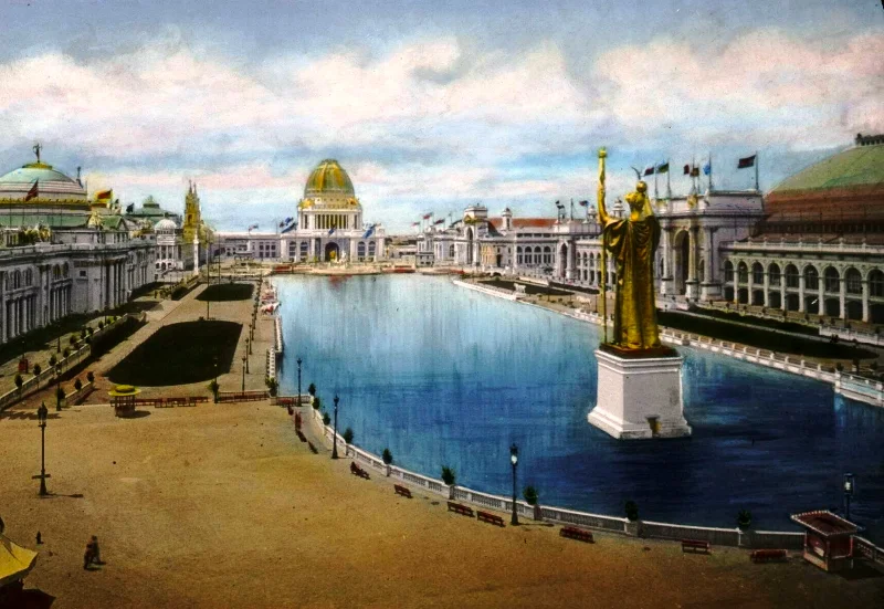 Панорама Всемирной выставки 1893 года в Чикаго. Увиденное настолько впечатлило французского архитектора, что он загорелся идеей запечатлеть в монументе историю достижений американского народа.