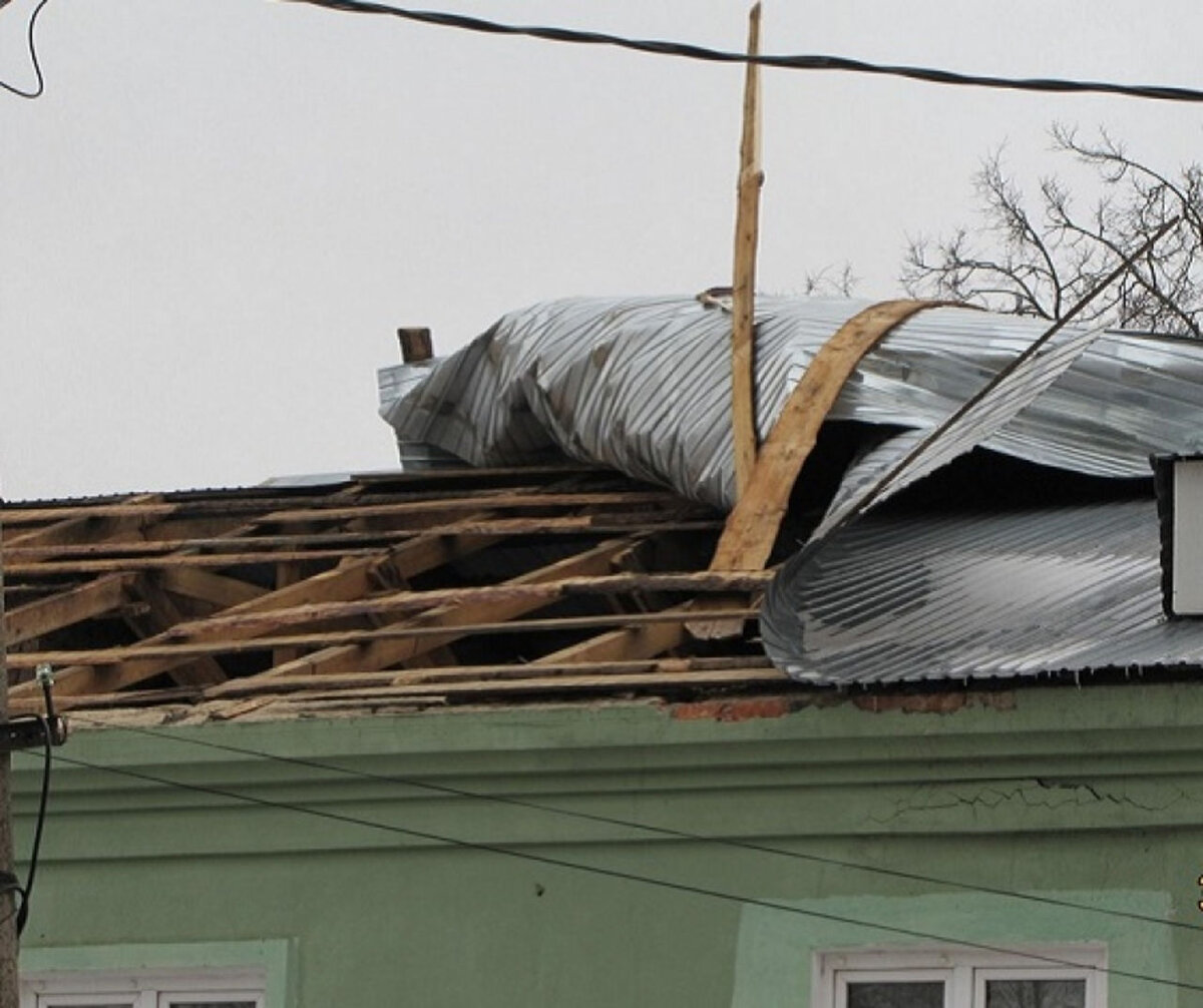 Разрыв ветра. Снесло крышу. Снесло крышу ветром. Снесло крышу дома. Сорвало крышу.