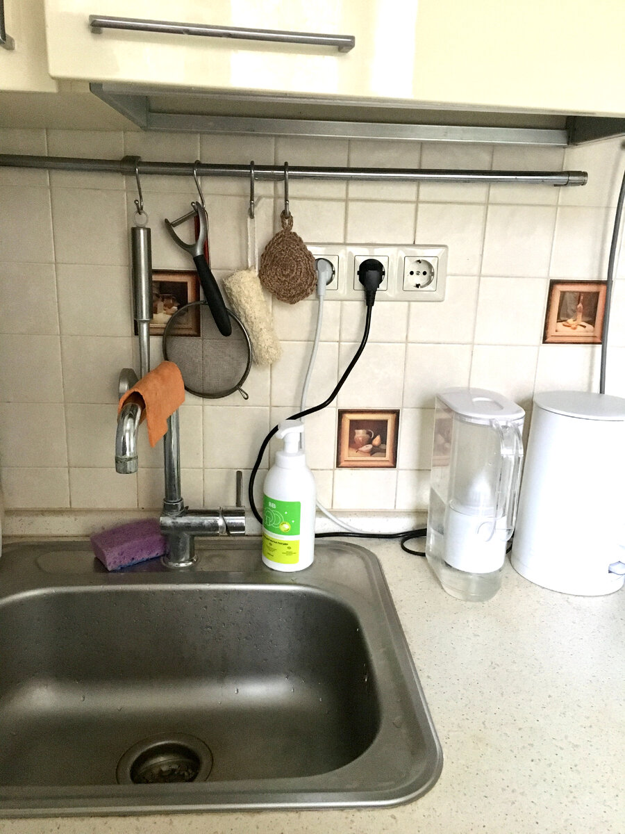 Фото до - слишком много предметов, в которых нет ежедневной нужды. Тряпочки и средство яркие и не сочетаются