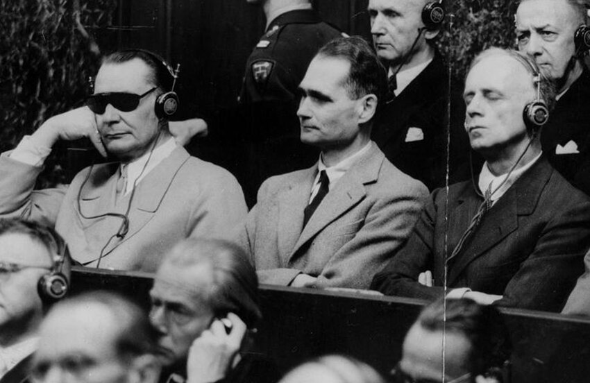 Рудольф Гесс (в центре) в Нюрнберге