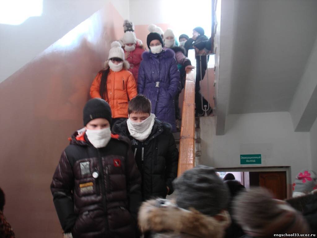 эвакуация при пожаре. эвакуация из здания школы. пожар в школе тренировка. пожарные учения. учебная пожарная тревога в школе.