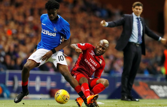 Сильвестр Игбун под присмотром Стивена Джеррарда